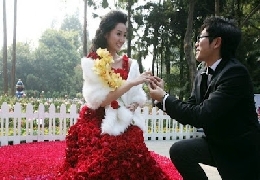 Chinese man proposes with dress made of 9999 roses...
