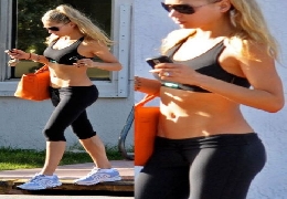 Celebrity chicks rocking tight yoga pants
